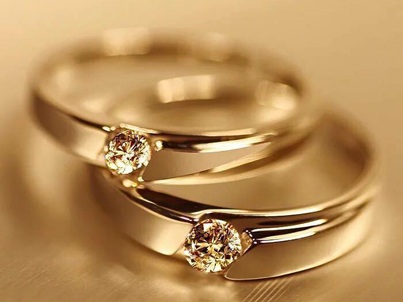 Nhẫn cưới DaLy Jewellers: Sự sang trọng từ thiết kế - 3 Nhẫn cưới kim cương đơn phong cách tối giản. Ai đó từng nói, tối giản chính là fashion. Quả là như vậy, biểu tượng nhẫn cưới kim cương đơn từng “làm mưa làm gió” từ thập niên 60 và đến nay cũng chưa từng hạ nhiệt.