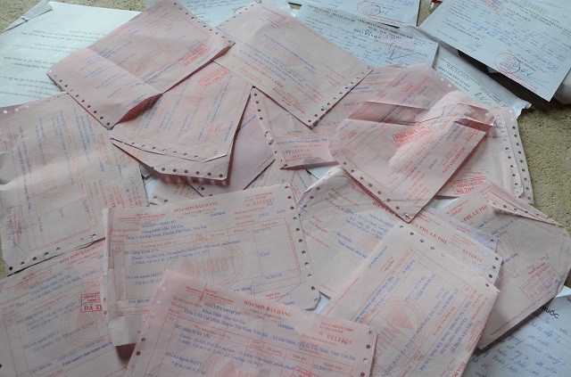 Túng tiền, mẹ bất lực cho con uống thuốc ngủ để... giảm đau - 13 7 năm trời Tú nằm viện nhiều hơn ở nhà, khiến bố mẹ em nợ chồng, nợ chất. Giờ chị Hoa không biết xoay đâu được tiền để đưa con đến viện!?