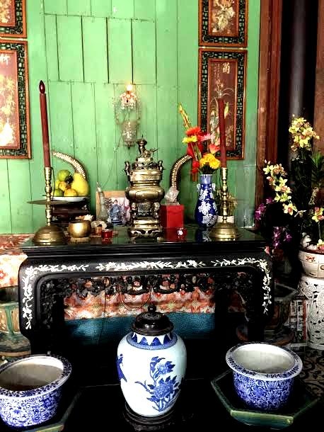 Về thăm ngôi nhà cổ đẹp nhất xứ Tây Đô - 11 Những chiếc bình men xanh trang hoàng khắp nơi