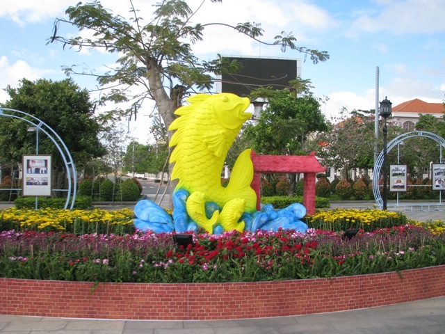 Ấn tượng hình gà “khủng” đón Tết Đinh Dậu - 17