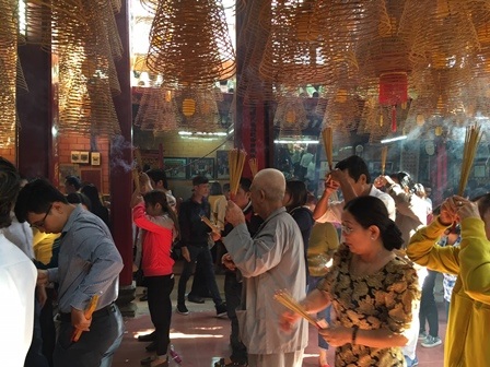 Đông nghịt người du xuân, lễ chùa ngày đầu năm - 11 Chen lấn nhau để thắp nhang, hái lộc đầu năm