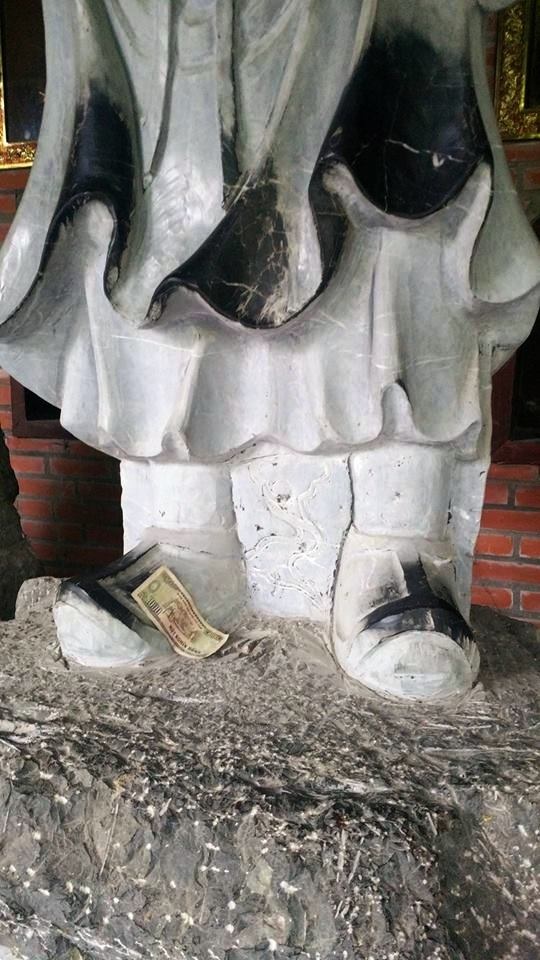 ... bỏ dưới chân.