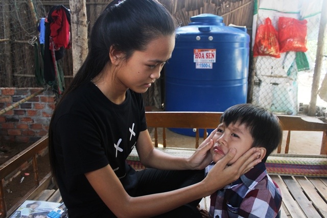 
Em Kiều Trinh là chị cả nên vừa là chị, vừa lạ mẹ chăm sóc đứa em nhỏ tuổi nhất
