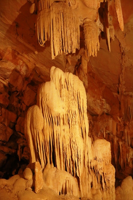 Những nhũ đá trong động giống như nơi giao thoa của trời đất, âm dương hòa hợp.