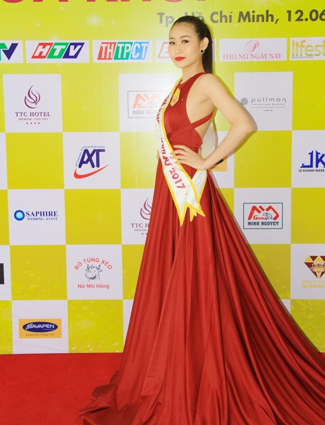 Cận cảnh những người đẹp vào bán kết Hoa khôi Nam Bộ 2017 - 11 Nguyễn Thị Huế Hương (SN 1997, Vĩnh Long).