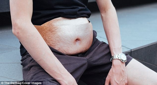 Nhà thiết kế thời trang người Anh Albert Pukies mới đây đã sáng tạo ra chiếc túi bụng với thiết kế giống hệt… “bụng bia”.