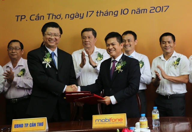 UBND TP Cần Thơ ký kết chương trình an sinh xã hội - 1 Ông Trương Quang Hoài Nam - Phó chủ tịch UBND TP Cần Thơ (trái) và đại diện Mobifone cùng ký thỏa thuận hợp tác
