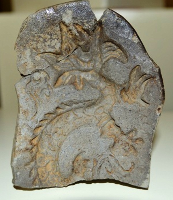 Lần đầu tiên các nhà khảo cổ học đã phát hiện khuôn in hoa văn hình rồng trên gốm cổ Bình Định