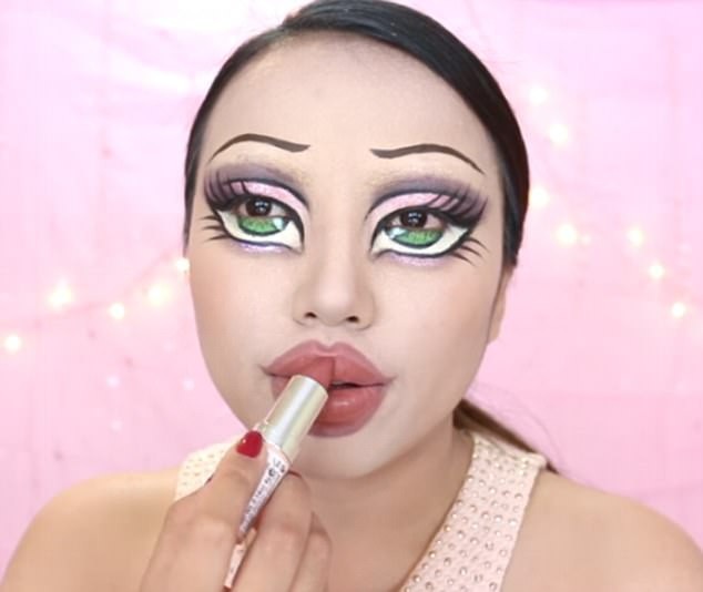 Xem chị dâu Michelle Phan hóa trang thành búp bê gợi cảm - 5 Rồi tới đôi môi.