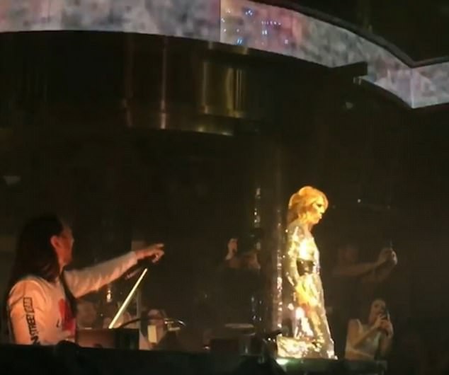 Celine Dion nhảy “bốc” với “My Heart Will Go On” phong cách EDM - 6 Đây là lần đầu tiên Celine Dion biểu diễn trong tiết mục remix “My Heart Will Go On” của DJ Steve Aoki (trái).