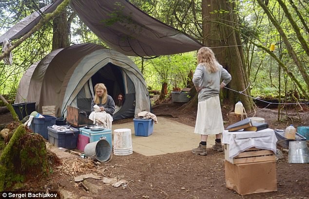 Cuộc đời cô bé bị bắt cóc năm 14 tuổi lên phim - 6 “I Am Elizabeth Smart” kể câu chuyện về vụ bắt cóc cô bé Elizabeth hồi năm 2002. Trong ảnh là bối cảnh phim trường với các diễn viên Skeet Ulrich, Alana Boden và Deirdre Lovejoy. Vợ chồng kẻ thủ ác đã đồng lõa trong vụ bắt cóc cô bé Elizabeth, đưa cô vào rừng và biến cô thành nô lệ tình dục.
