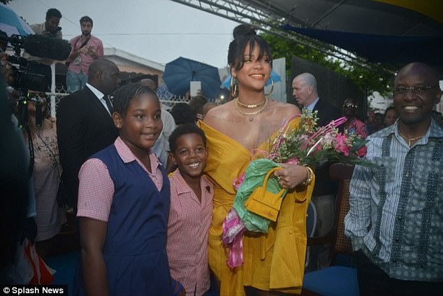 Rihanna thân thiện chụp hình cùng các fan nhí.