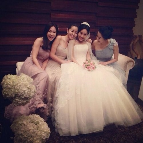 Lễ cưới “hot” nhất showbiz Châu Á chỉ tốn… 40 triệu đồng - 3 Nữ ca sĩ kiêm diễn viên Sung Yu-ri trong hôn lễ giản dị. Cô chỉ mời một số đồng nghiệp thân thiết nhất trong giới showbiz tới chia vui với mình.