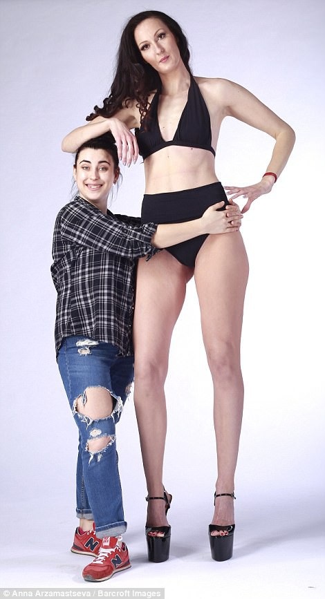 Cựu vận động viên bóng rổ người Nga - cô Ekaterina Lisina - trong năm qua đã chính thức trở thành người mẫu cao nhất thế giới với chiều cao 2m05, Ekaterina từ lâu đã được biết tới là người phụ nữ cao nhất nước Nga. Sau khi từ giã sự nghiệp thi đấu, nhan sắc “chân dài miên man” này đã khởi động sự nghiệp người mẫu và ngay lập tức gây được sự chú ý lớn.