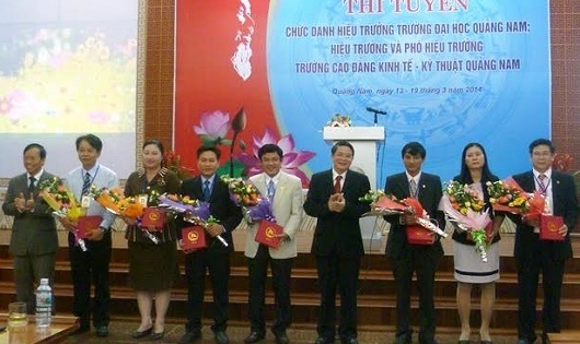 Sắp có chìa khóa giải bài toán 'cả họ làm quan'? - 1
Quảng Nam tổ chức thi tuyển chức danh lãnh đạo, quản lý năm 2014.