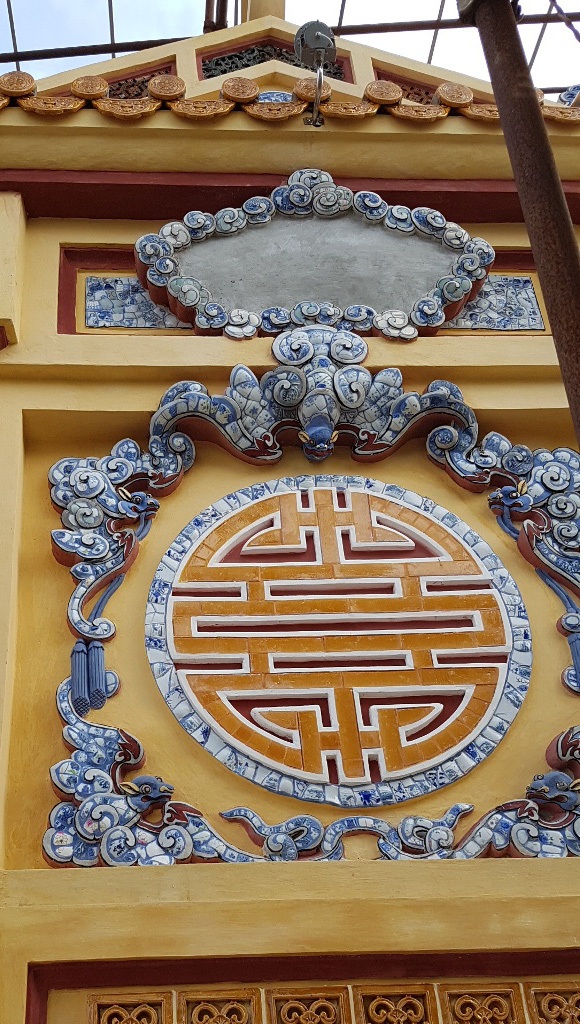 Trùng tu bia cổ Quốc Học Huế: Cạo hầu hết hoa văn cũ trên bia?! - 2
Các hoa văn cũ đã được gỡ bỏ, thay bằng hoa văn mới (ảnh chụp sáng 11/1/2017)