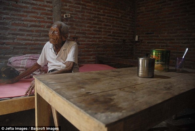 Người già nhất thế giới mừng sinh nhật thứ… 146 - 13 Góc riêng của ông Mbah Gotho trong căn nhà nhỏ giản dị, đơn sơ.