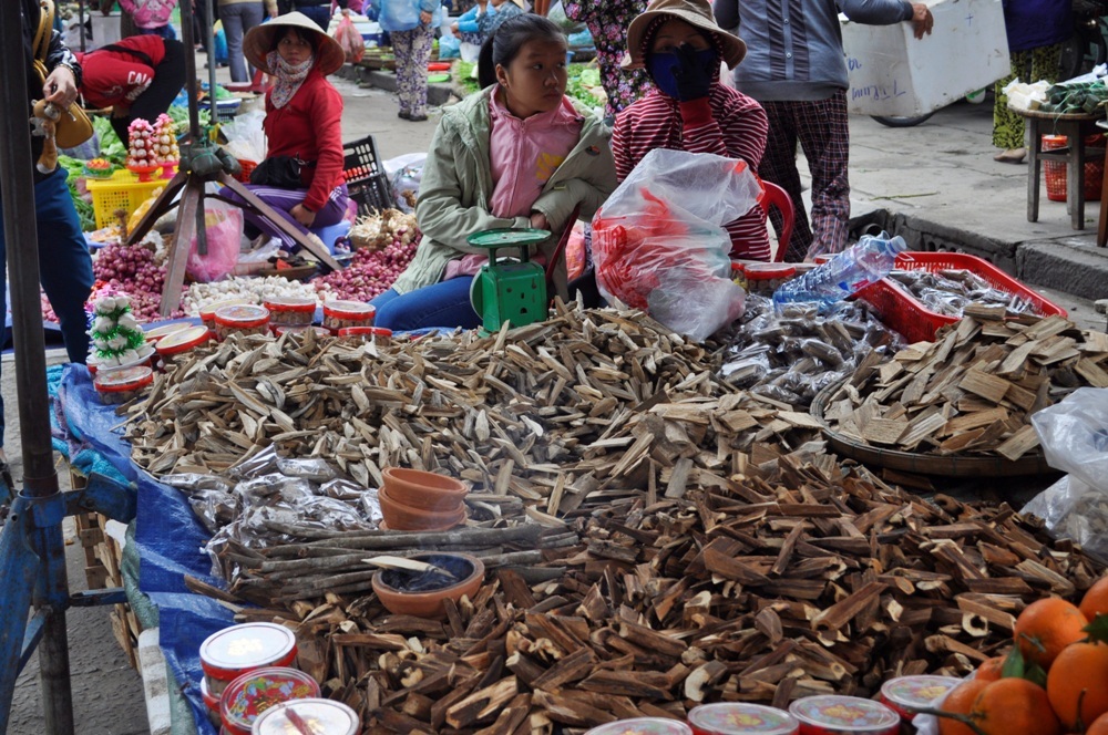 “Chen chân” sắm Tết trong phiên chợ ngày cuối năm - 46 Hương trầm ngào ngạt gợi nhắc những miền xưa cũ