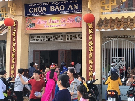 Đông nghịt người du xuân, lễ chùa ngày đầu năm - 6 Đông nghịt người du xuân, lễ chùa ngày đầu năm - 6
