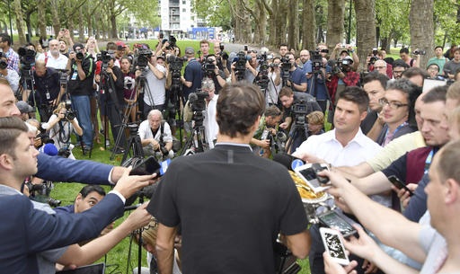 Federer khoe cúp vô địch ở vườn hoàng gia Australia - 2
Rất đông đảo các nhà báo, phóng viên ảnh từ khắp nơi đã tới để chụp hình và phỏng vấn Federer