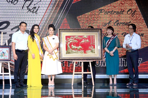 Đại sứ Vì cộng đồng chung tay chia sẻ tình người - 4 DN Nguyễn Kim Thúy trở thành chủ nhân của bức tranh đồng Tùng Hạc