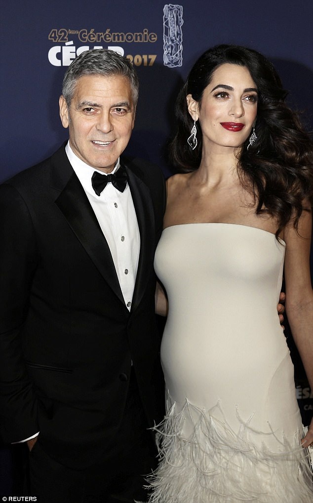George Clooney chi 200 triệu đồng cho hàng xóm tới ở khách sạn - 6 Clooney đã mua căn biệt thự nằm bên bờ sông Thames với giá 7,5 triệu bảng (214 tỷ đồng) hồi năm 2014 ngay sau khi kết hôn với nữ luật sư Amal Alamuddin. Giờ đây, khi họ sắp sửa đón hai con nhỏ chào đời, cặp đôi muốn ổn định lâu dài tại London.