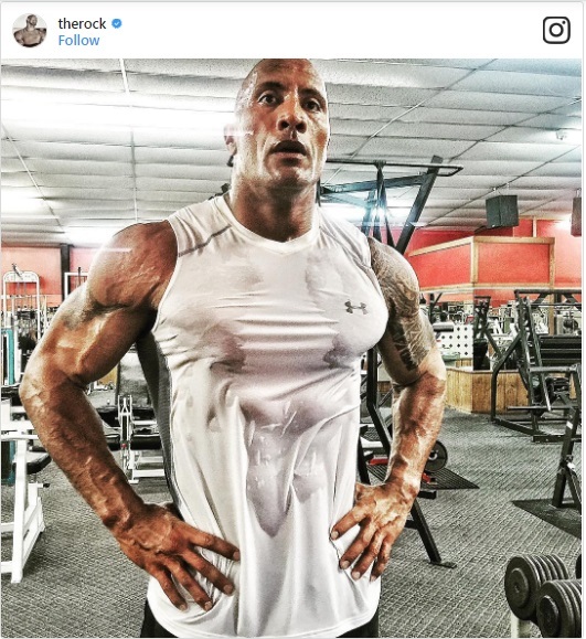 Dwayne thường luyện tập vào những khung giờ vắng người. Buổi sáng, anh thức dậy từ sớm và đến phòng gym vào khoảng 4-5h sáng. Sau khi ăn sáng xong, anh sẽ thực hiện các bài tập trong khoảng một tiếng rưỡi: “Tôi cần thực hiện các bài tập nặng vào lúc đầu ngày để cả một ngày của tôi sau đó sẽ có được sự khởi đầu chuẩn mực, cả về thể chất và tinh thần”.