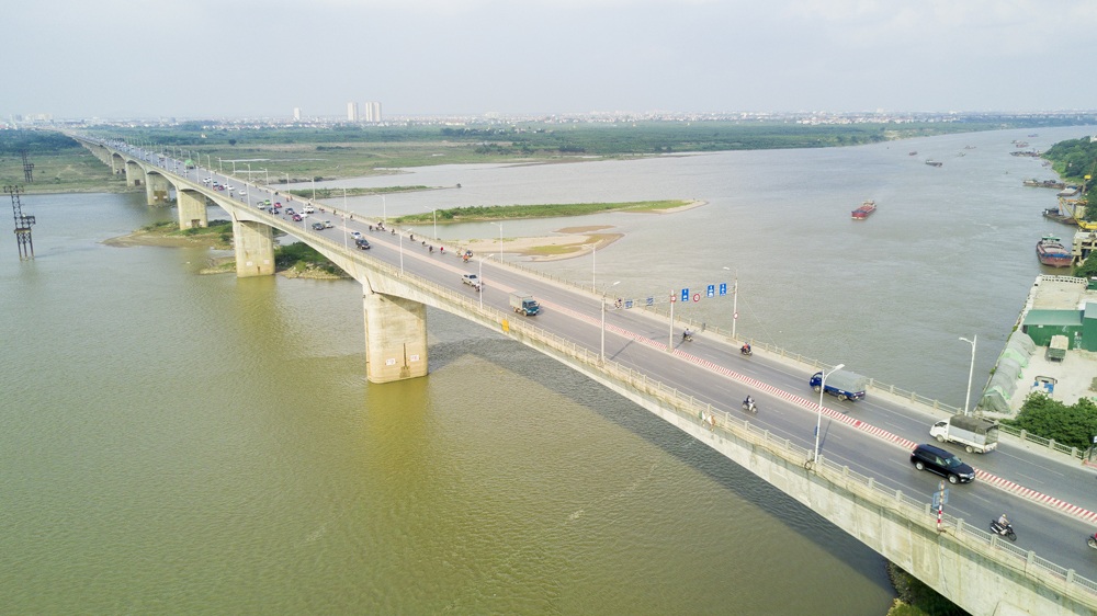 Mãn nhãn với 7 cây cầu vượt sông tại Hà Nội - 6 Cầu Vĩnh Tuy phía đầu cầu bên trung tâm Hà Nội nằm ở địa phận phường Vĩnh Tuy, nối quận Hai Bà Trưng và quận Long Biên.