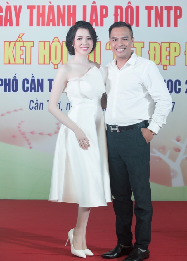 Hoa khôi Huỳnh Thúy Vi đẹp rạng rỡ với đầm xòe trắng - 9 Hoa khôi cùng lưu giữ khoảnh khắc đẹp với ông Nguyễn Phú- Ủy viên Hội Người mẫu Việt Nam, một người thầy của cô.