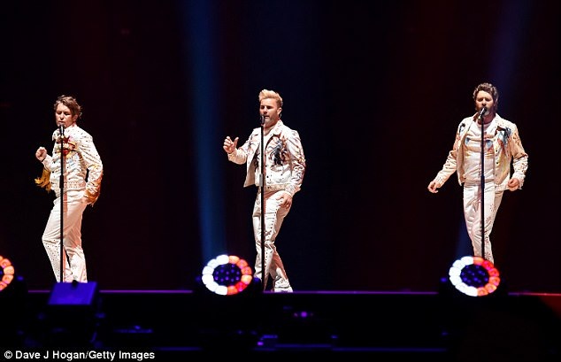 Take That sẽ đoàn tụ nhân dịp kỷ niệm 30 năm thành lập - 5 Take That là một trong những nhóm nhạc thành công nhất trong lịch sử âm nhạc Anh. Hiện tại, ba thành viên của Take That đang trong tour lưu diễn Wonderland diễn ra trong tháng 5 và tháng 6 này tại Anh và Ireland.