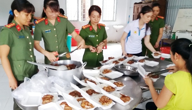 Xe ôm 10.000 đồng phục vụ sĩ tử - 2 Công an huyện Mỹ Tú tổ chức nấu cơm phục vụ cho thí sinh dự thi THPT quốc gia 2017.
