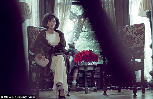 Kim Kardashian gây tranh cãi khi hóa thân thành phu nhân Kennedy - 15 Kim Kardashian gây tranh cãi khi hóa thân thành phu nhân Kennedy - 15
