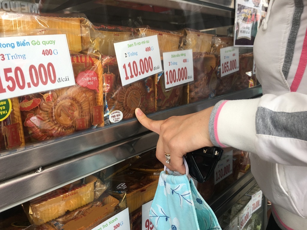 Người Sài Gòn đổ xô đi mua bánh Trung thu ngày đầu tháng - 12 Người Sài Gòn đổ xô đi mua bánh Trung thu ngày đầu tháng - 12