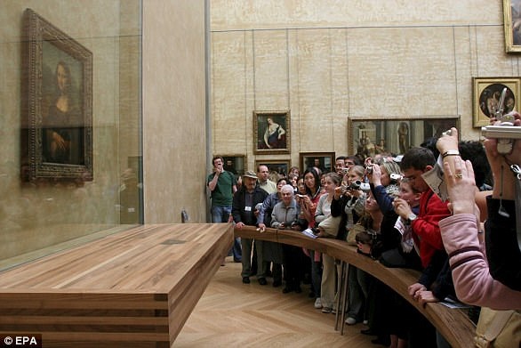 Ra tòa vì “thoát y” trước nàng Mona Lisa - 5
Khách du lịch đứng xung quanh chiêm ngưỡng bức nàng Mona Lisa tại bảo tàng Louvre ở Paris (Pháp).