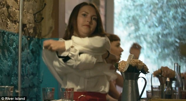 Công ty thời trang River Island (Anh) đã thực hiện một thử nghiệm thú vị, theo chân các nữ diễn viên hẹn hò với bạn trai của họ, yêu cầu các cô gái thay đổi ít nhất 3 chi tiết trang phục trong cuộc hẹn để xem bạn trai của họ có nhận ra không. Trong ảnh, cô Helena Mitchell đang tranh thủ thay đổi áo sơ mi trong cuộc hẹn.