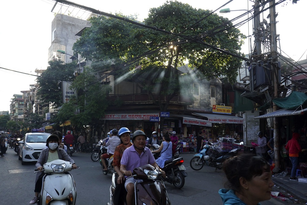 Hà Nội bình yên trong tiết trời thu - 12
Những vệt nắng cuối ngày trong khu phố cổ.