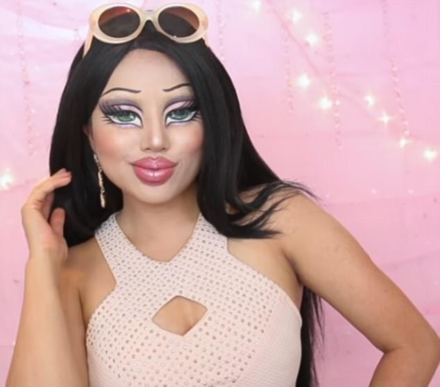 Xem chị dâu Michelle Phan hóa trang thành búp bê gợi cảm - 6 Clip dạy hóa trang này đã thu hút gần 2,5 triệu lượt xem trên YouTube sau khi đăng tải nhân dịp lễ Halloween hồi cuối tháng 10 vừa qua.