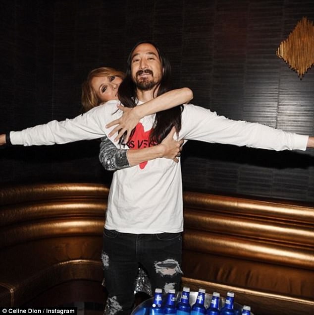 Celine Dion nhảy “bốc” với “My Heart Will Go On” phong cách EDM - 7 Sau buổi biểu diễn, Celine Dion đăng tải lên tài khoản Instagram bức ảnh cô vòng tay ôm lấy DJ Steve Aoki từ đằng sau, đó là một khoảnh khắc hài hước gợi nhắc lại cảnh phim kinh điển trong “Titanic” giữa Jack và Rose. Bên cạnh bức ảnh, Celine viết: “Our hearts will go on”.