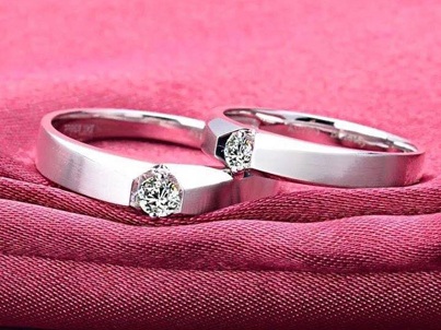 Nhẫn cưới DaLy Jewellers: Sự sang trọng từ thiết kế - 4 Đẳng cấp từ viên kim cương được cắt gọt sắc nét theo phong cách tối giản kèm theo có thể là viền trơn, cũng có thể phá cách bằng viền kim cương nhỏ lấp lánh mê hoặc.