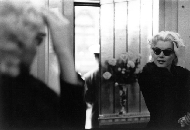 Với khát khao thay đổi hình ảnh, Marilyn xuất hiện trong những bức hình của tay máy Ed Feingersh mà không hề cầu kỳ trang điểm hay làm tóc. Nàng giản dị, trong trẻo như một nốt nhạc vui tươi trong thành phố mới.