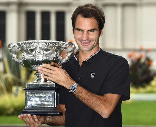 Federer khoe cúp vô địch ở vườn hoàng gia Australia - 3
Niềm vui của tay vợt người Thụy Sĩ khi ôm trên tay chiếc cúp vô địch Australian Open 2017