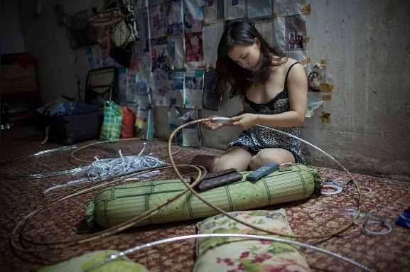 Cảm động bộ ảnh “gánh xiếc Việt phía sau bức rèm” - 15 Cảm động bộ ảnh “gánh xiếc Việt phía sau bức rèm” - 15