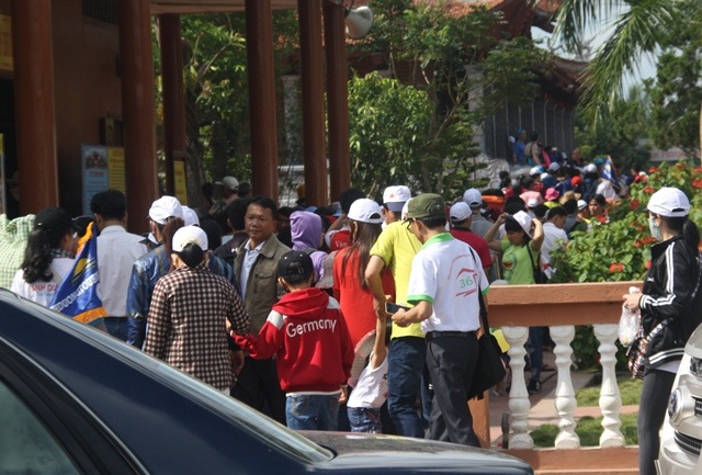 Du khách xếp hàng vào Thiền Viện Trúc Lâm Cần Thơ