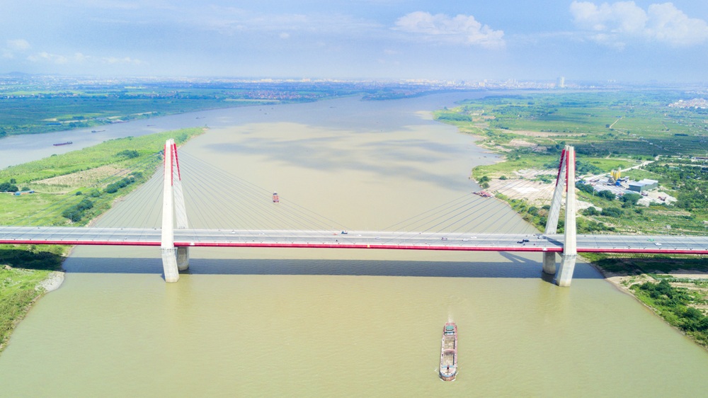 Mãn nhãn với 7 cây cầu vượt sông tại Hà Nội - 9 Mặt cầu rộng 33,2m với 8 làn xe cho cả hai chiều, chia thành 4 làn xe cơ giới, 2 làn xe buýt, 2 dải xe hỗn hợp, phân cách giữa và đường dành cho người đi bộ. Cầu dài 3,9 km.