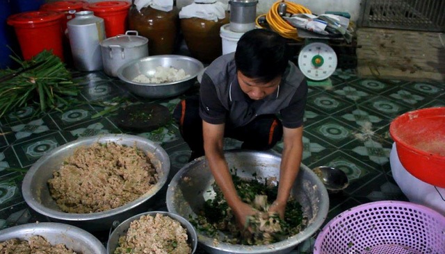 Nông dân kiếm trăm triệu nhờ trồng sim, “nhặt lá” tre rừng - 7 Anh Vĩnh sử dụng các loại cây thảo dược trồng trong vườn như: kim ngân, bồ công anh, lá hoàn ngọc... trộn vào cám làm thức ăn nuôi lợn. Ảnh: Hà Trang