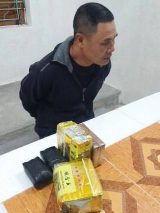 CSGT bắt nhóm đối tượng giấu lượng lớn ma túy trong giò và nem chua - 1 Đối tượng Trung cùng tang vật vụ án (ảnh Mạnh Tú TTX)