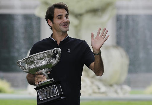 Federer khoe cúp vô địch ở vườn hoàng gia Australia - 4
Federer đùa vui với các phóng viên, tay vợt người Thụy Sĩ rất điềm tĩnh và nhã nhặn