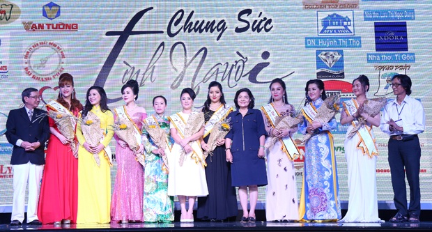 Đại sứ Vì cộng đồng chung tay chia sẻ tình người - 6 Ban tổ chức chương trình tặng hoa tri ân cho các đại sứ