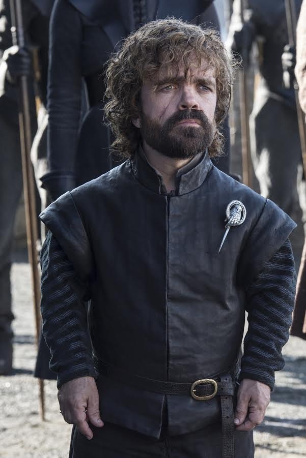 “Quỷ lùn” Tyrion Lannister tự hào cài chiếc huy hiệu “Cánh tay của Nữ hoàng” trên ngực áo, nhưng gương mặt của Tyrion biểu lộ nhiều tâm tư. Trong phần 7, Tyrion sẽ là thân tín của nàng Dany, hỗ trợ nàng đắc lực trong kế hoạch chinh phục lục địa Westeros. Nhưng điều đó đồng nghĩa với việc Tyrion đang quay lưng lại với gia đình mình - nhà Lannister - dòng họ đang nắm quyền trị vì tại kinh thành. Lần này khi trở về, Tyrion sẽ thực sự đối đầu với chị gái - Nữ hoàng Cersei Lannister.