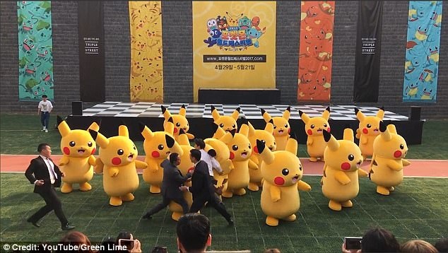 Hài hước cảnh “giải cứu” Pikachu - 3 Một nhóm nhân viên nam trong trang phục vest đen đã “chạy bổ” lại để đưa vũ công gặp sự cố ra khỏi sân khấu, dù vậy, động tác của họ có phần “dữ dội”. Những vũ công còn lại tiếp tục nhảy nốt bài đồng diễn.